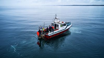 Ein Boot von Healthy Seas fährt auf dem Meer.