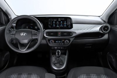 Přední pohled na interiér vozu Hyundai i10.