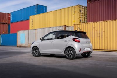 Hyundai i10 N Line v bílé barvě.