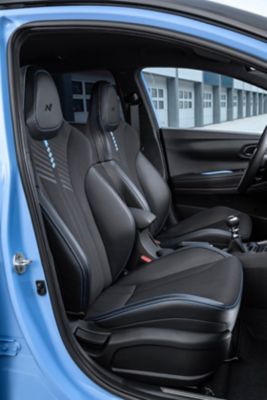 Blick auf die N Sportsitze mit integrierter Kopfstütze im Innenraum eines Hyundai i20 N.