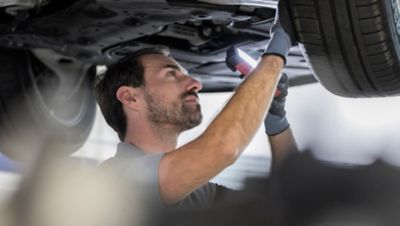 Hyundai technician changing a tyre