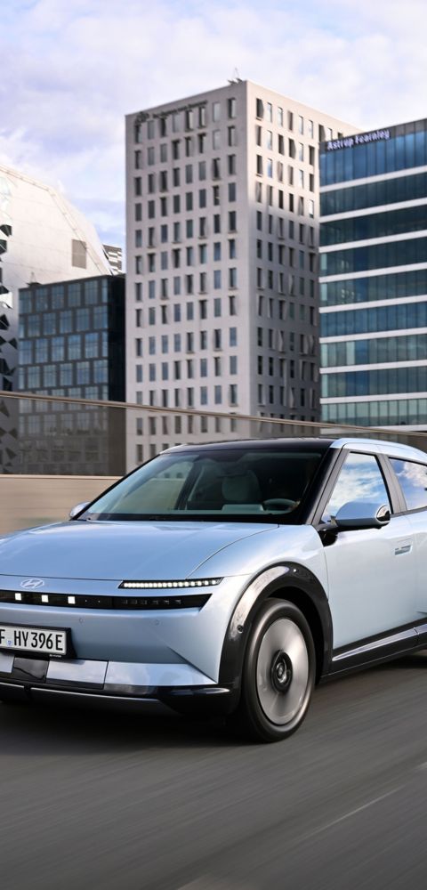 IONIQ 3 jedoucí městem.