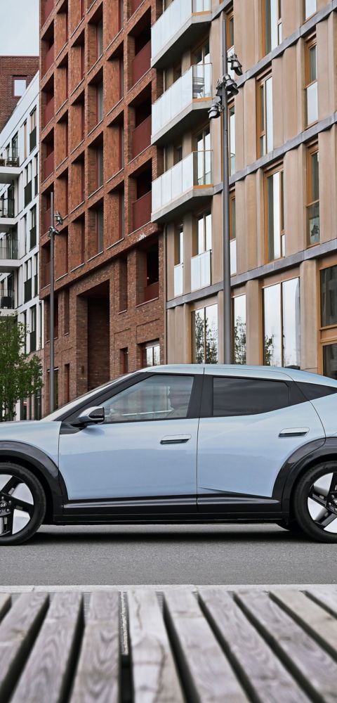IONIQ 3 zaparkovaný ve městě.