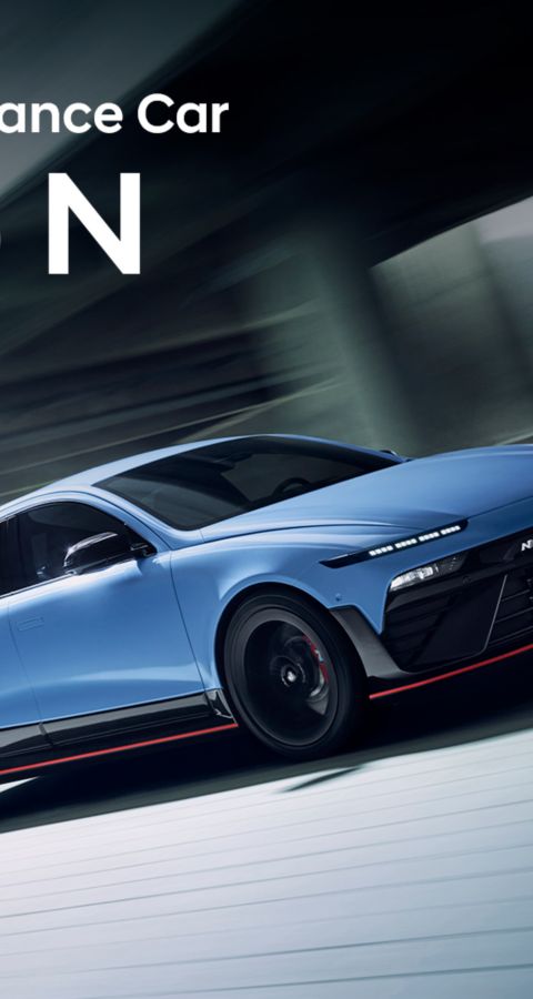 Een Hyundai IONIQ 6 N in een dynamische setting, met nadruk op zijn sportieve design en performance-kenmerken.