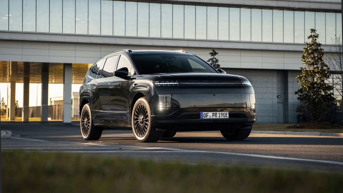 Award-Winning Hyundai IONIQ 9 Rewrites the Flagship Rulebook with New Calligraphy Black Ink