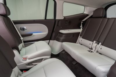Relaxation Seats op de tweede zitrij volledig achterover gekanteld in de elektrische Hyundai IONIQ 9 SUV.