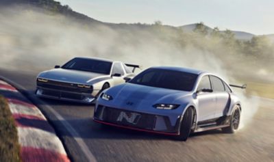 N elbilene Hyundai RN22e og N Vision 74 med høy ytelse på banen. Foto.