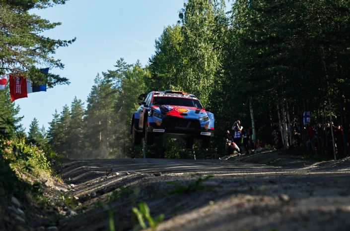 Rally de Finlandia: Hyundai Motorsport remonta hasta el cuarto y quinto puesto en Finlandia
