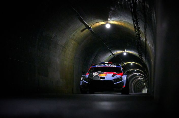 Thierry Neuville y Martijn Wydaeghe cierran una jornada inicial consistente para el Hyundai Shell Mobis World Rally Team entre los cinco primeros