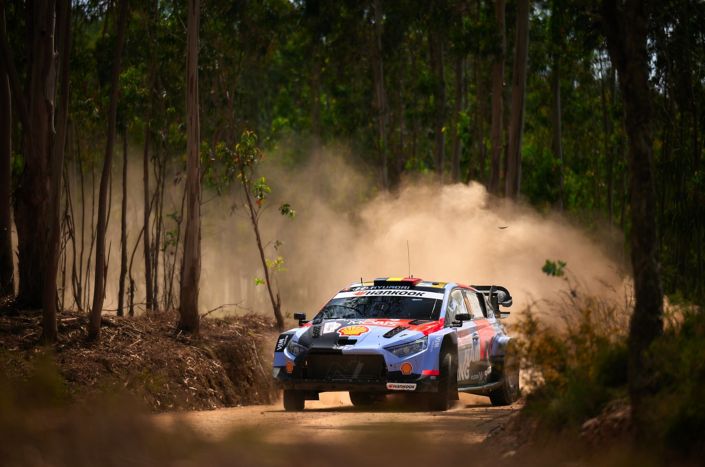Rally de Portugal: Hyundai Motorsport arranca con fuerza con dos equipos entre los cuatro primeros
