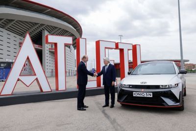 fotografía renovación acuerdo entre Hyundai y Atlético de Madrid