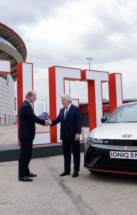 fotografía renovación acuerdo entre Hyundai y Atlético de Madrid