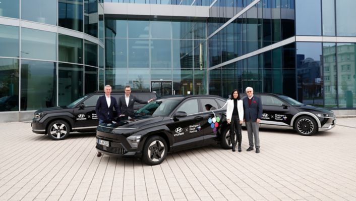 Fahrzeugübergabe (v.l.n.r.): Ulrich Mechau, President & CEO Hyundai Motor Deutschland GmbH, Marsilius Graf von Ingelheim, Geschäftsführer Rheingau Musik Festival Konzert GmbH, Christina Herzog, Direktorin Marketing & PR Hyundai Motor Deutschland GmbH und Michael Herrmann, Intendanten und Geschäftsführer Rheingau Musik Festival Konzert GmbH.