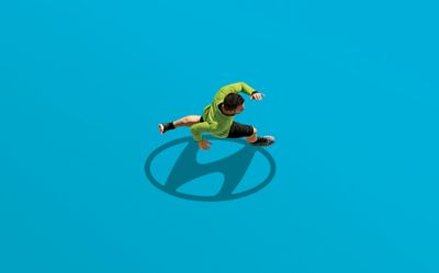 Nuova Hyundai BAYON si ferma ad un attraversamento pedonale