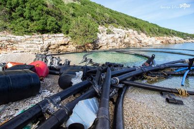 Residuos de una piscifactoría abandonada en Ítaca, Grecia, arrastrados a la playa.