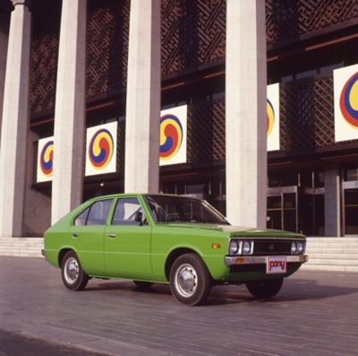 Groene vierdeurs Hyundai Pony.