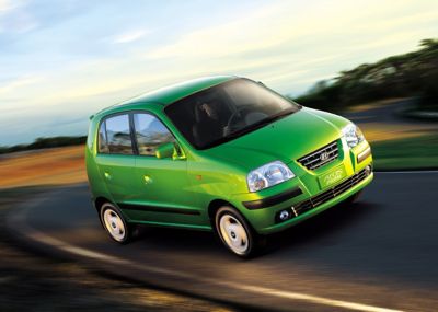 Hyundai ATOS rijdend in groene kleur