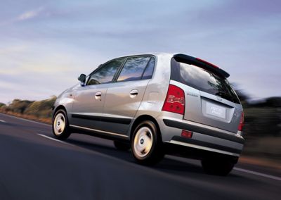Zilvergrijze Hyundai Atos van de tweede generatie, rijdend.