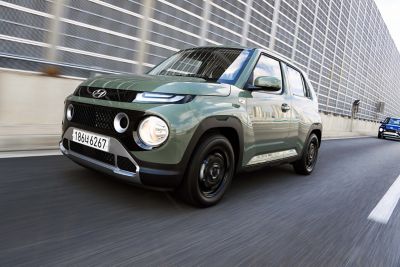 Zuid-Koreaanse Hyundai Casper rijdend langs geluidswand.