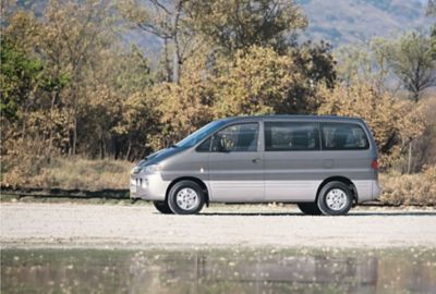 Hyundai H200-personenbus in twee tinten metallic grijs.