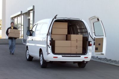 Witte Hyundai H200 met geopende achterdeuren.