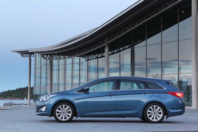 Hyundai i40 Wagon van opzij.