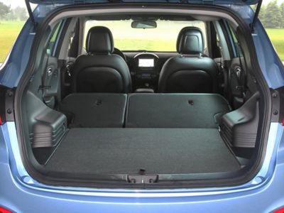 Hyundai ix35 interieur, met neergeklapte, ongelijk gedeelde achterbank.