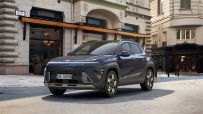 Nuova Hyundai KONA Hybrid parcheggiata davanti a un hotel elegante