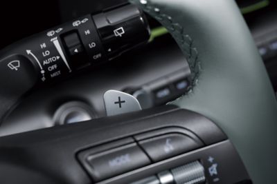 Un'immagine ravvicinata dei comandi al volante di Hyundai KONA Full Hybrid.