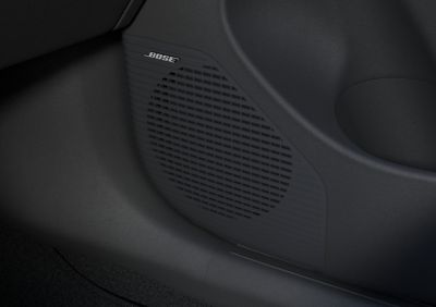 Close up dell'impianto audio premium BOSE a otto altoparlanti e del subwoofer di Hyundai KONA