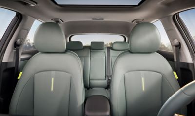 Vista interna del SUV Hyundai KONA con i sedili riscaldati e ventilati