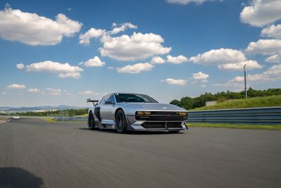 Conceptauto Hyundai N Vision 74in actie op het circuit.