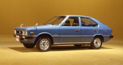 Hyundai Pony su sfondo giallo