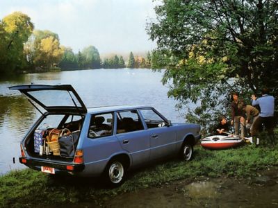 Lichtblauwe Hyundai Pony vijfdeurs stationwagon.