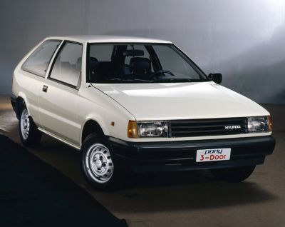 Driedeurs Hyundai Pony van de tweede generatie.