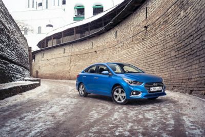 Blauwe Solaris sedan (2017) met nieuw front.