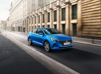 Hyundai Solaris (2022) in de stad.