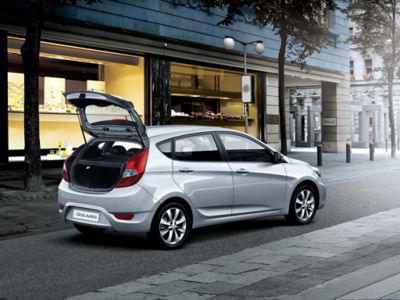Solaris vijfdeurs hatchback (2011-2014) met achterklep open.