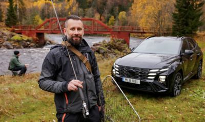 Hyundaiägaren Daniel fiskar med en vän. Han har sin TUSCON parkerad i bakgrunden.