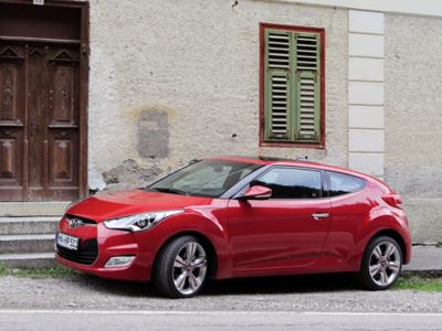 Hyundai Veloster, één portier aan de straatkant.