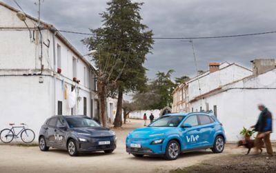 Dos KONA aparcados en un pequeño pueblo.