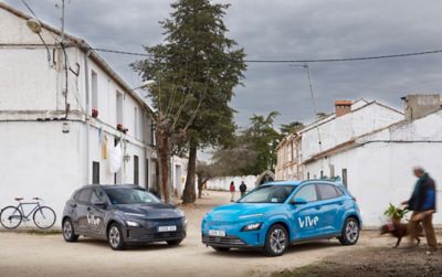 KONA Eléctrico aparcado en una calle de Illán de Vacas.