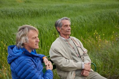 Jesús Calleja y el alcalde de Illán de Vacas relajándose en el campo.