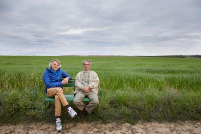 Jesús Calleja y el alcalde de Illán de Vacas relajándose en el campo.