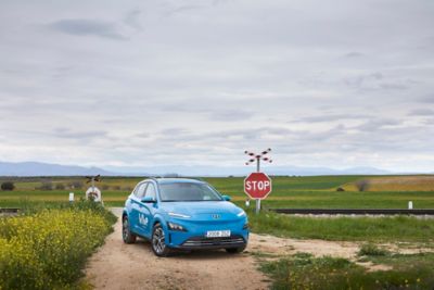 KONA Eléctrico aparcado frente a las vías.