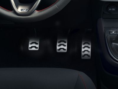 Close-up van de metalen pedalen van de Hyundai i10 N Line.