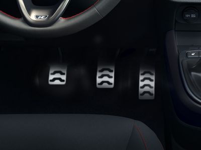 Zoom sur les pédales en métal de Hyundai i10 N Line.