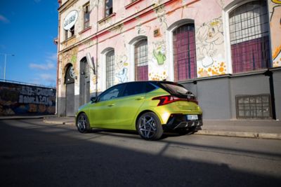 Skateboardista předvádí kaskadérské kousky před vozem Hyundai i20.