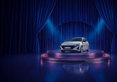 Hyundai i20 parcheggiata difronte a un edificio