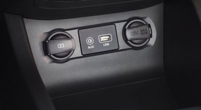Porty AUX oraz USB w konsoli centralnej samochodu Hyundai.